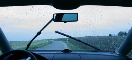 Новые дворники скрипят и оставляют разводы: причины и способы устранения