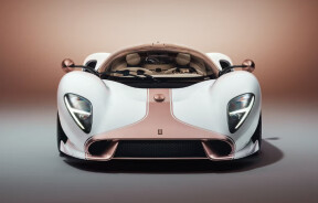 Ретро-дизайн, ручна коробка та 700 кінських сил: суперкар De Tomaso P72 готовий до виробництва