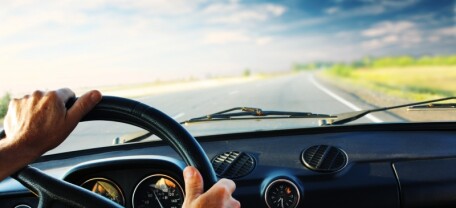 Виїзд за кордон на чужому авто: який документ потрібен водієві та як його оформити
