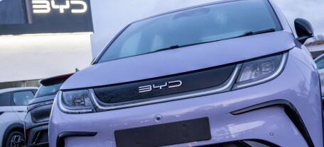 Продажі Tesla в Європі різко впали, а китайський BYD нарощує оберти