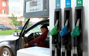 Скільки коштує заправити авто в Україні: актуальні ціни на пальне