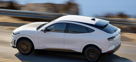 Ford обновляет электрический кроссовер Mustang Mach-E: новая версия GT California Special и увеличенный запас хода