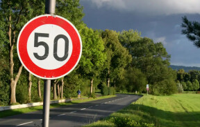 Чому швидкість 50 км/год у місті вважається безпечною: пояснення експертів