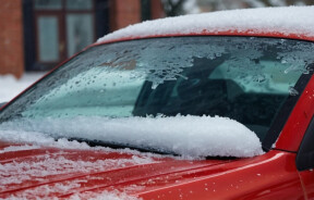 Замерзле лобове скло зсередини: як уникнути проблем і пошкоджень