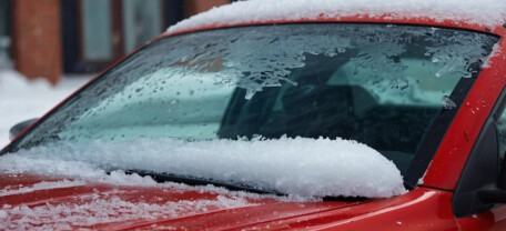 Замерзле лобове скло зсередини: як уникнути проблем і пошкоджень