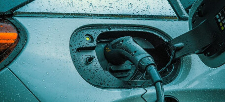 Автогиганты замедляют электрификацию: отрасль пересматривает амбициозные планы