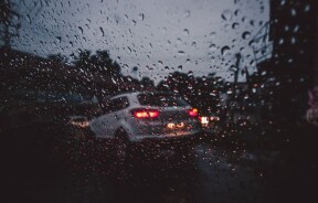 Как безопасно водить автомобиль во время сильного дождя