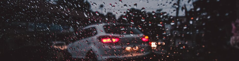 Как безопасно водить автомобиль во время сильного дождя