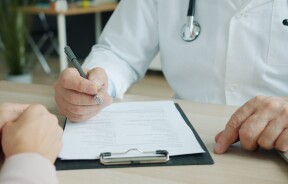 С 1 ноября приспособления авто для водителей будут определять сервисные центры МВД: что меняет постановление №668