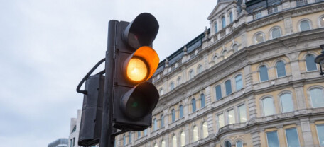 Жёлтый сигнал светофора: когда следует остановиться, а когда можно проехать без нарушения
