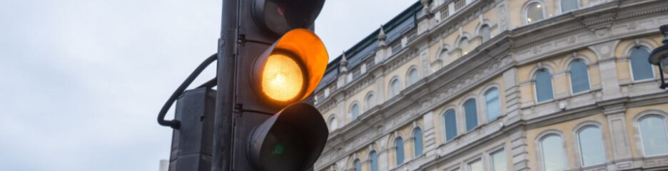 Жовтий сигнал світлофора: коли варто зупинитися, а коли можна їхати без порушення