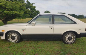 На аукционе Bring a Trailer выставлен Pontiac T-1000 1987 года — редкий экономный хэтчбек
