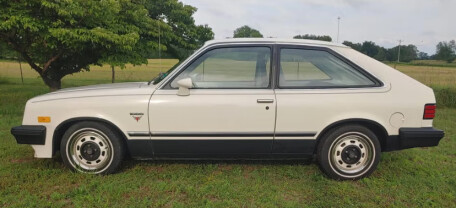 На аукционе Bring a Trailer выставлен Pontiac T-1000 1987 года — редкий экономный хэтчбек