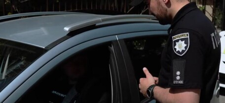 Водій не зобов’язаний виходити з авто після зупинки поліцією: коли вимога патрульного є законною