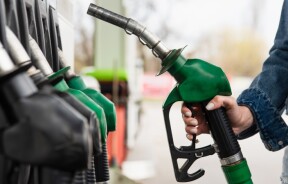 Чи справді повний бак робить автомобіль повільнішим