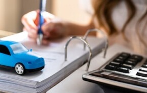 С какого месяца платить транспортный налог, если автомобиль купили раньше, чем зарегистрировали: разъяснение ГНС