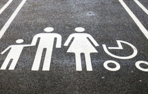 Законодавство зобов’язує виділяти 5% паркомісць для авто з дітьми до трьох років