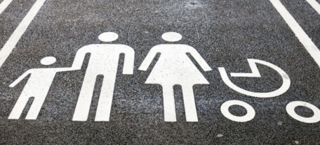 Законодавство зобов’язує виділяти 5% паркомісць для авто з дітьми до трьох років