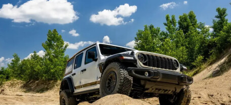 Jeep возвращает легендарную комплектацию Laredo: Wrangler получил ретро-стиль и серьёзную внедорожную подготовку