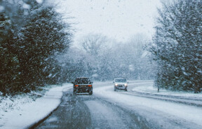 Зимова негода паралізує дороги: експерти пояснили, як водіям безпечно рухатися під час ожеледиці та хуртовини