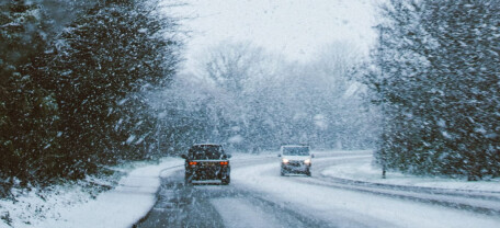 Зимова негода паралізує дороги: експерти пояснили, як водіям безпечно рухатися під час ожеледиці та хуртовини