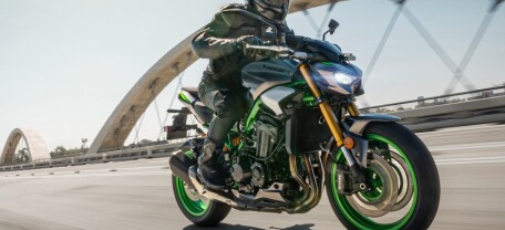 Kawasaki Z900 2025: Обновленный дизайн и новые функции!