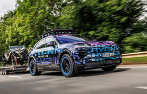 Porsche готує електричний Cayenne: перші офіційні кадри з дебюту на трасі Shelsley Walsh