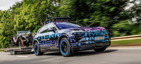 Porsche готує електричний Cayenne: перші офіційні кадри з дебюту на трасі Shelsley Walsh