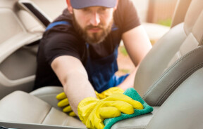 Догляд за шкіряним салоном авто: що робити, щоб уникнути тріщин