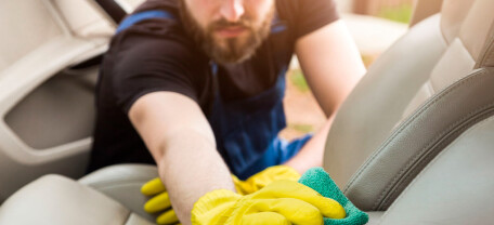 Уход за кожаным салоном авто: что делать, чтобы избежать трещин