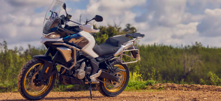 Обзор CFMoto 700MT 2025: комфортный и доступный туристический мотоцикл