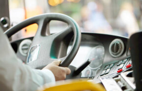 С июля 2026 года водителям запретят ночевать в кабине и ограничат ночные смены: что изменится