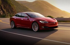 Tesla анонсировала поддержку интеллектуальных детских автокресел в новом обновлении