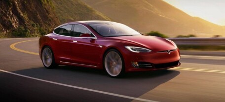 Tesla анонсувала підтримку інтелектуальних дитячих автокрісел у новому оновленні