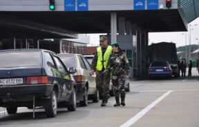 Кто имеет право пересекать государственную границу без очереди: перечень категорий
