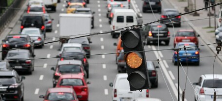 В Україні готують зміни до правил дорожнього руху: нові штрафи, бали для водіїв та обмеження швидкості