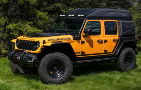 Jeep представил необычную модификацию Wrangler с тентом и палаткой прямо в кузове