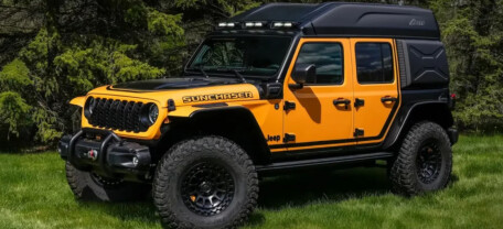 Jeep представил необычную модификацию Wrangler с тентом и палаткой прямо в кузове