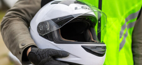 Большинство украинцев поддерживают обязательное использование сертифицированных мотошлемов