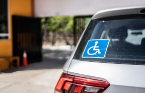 Штрафы за парковку без спецзнака: закон об авто для людей с инвалидностью могут ужесточить