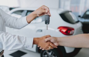 Українці щедрі на подарунки: майже 10 тисяч авто передали у подарунок за три місяці