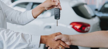 Українці щедрі на подарунки: майже 10 тисяч авто передали у подарунок за три місяці