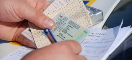 Водійські документи, втрачені через війну, відтепер відновлюватимуть безкоштовно — рішення уряду