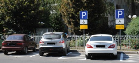В Украине меняются правила парковки для водителей с инвалидностью: что важно знать
