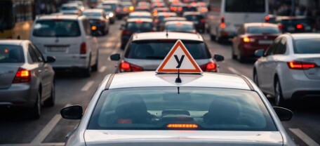 У великих містах України можуть обмежити рух навчальних автомобілів у години пік: що пропонують змінити