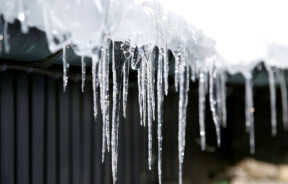 Бурулька впала на автомобіль: хто компенсує збитки та як домогтися відшкодування