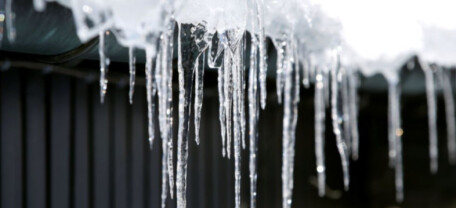 Сосулька упала на автомобиль: кто возместит ущерб и как добиться компенсации