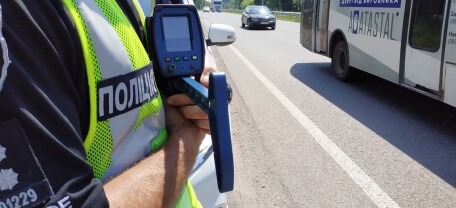 TruCAM на дорогах: як патрульні вимірюють швидкість автомобілів