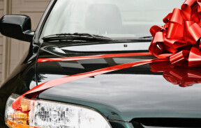 Подарували автомобіль: які податки та витрати чекають на нового власника