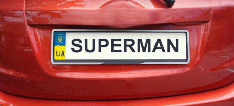 В Україні дозволили безкоштовно передавати індивідуальні номерні знаки: що потрібно знати водіям